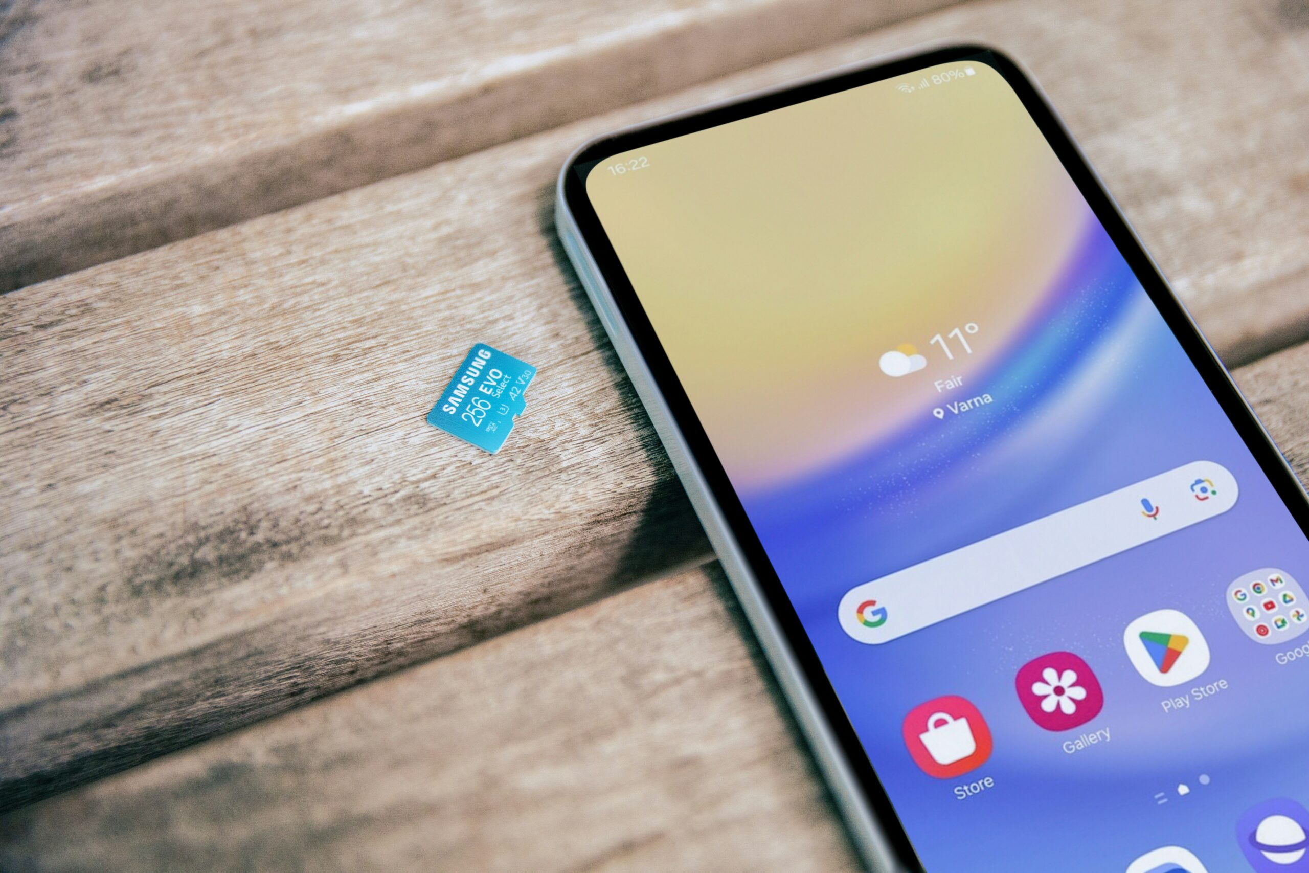 木製テーブルに置かれたスマートフォン(写真: Unsplash)