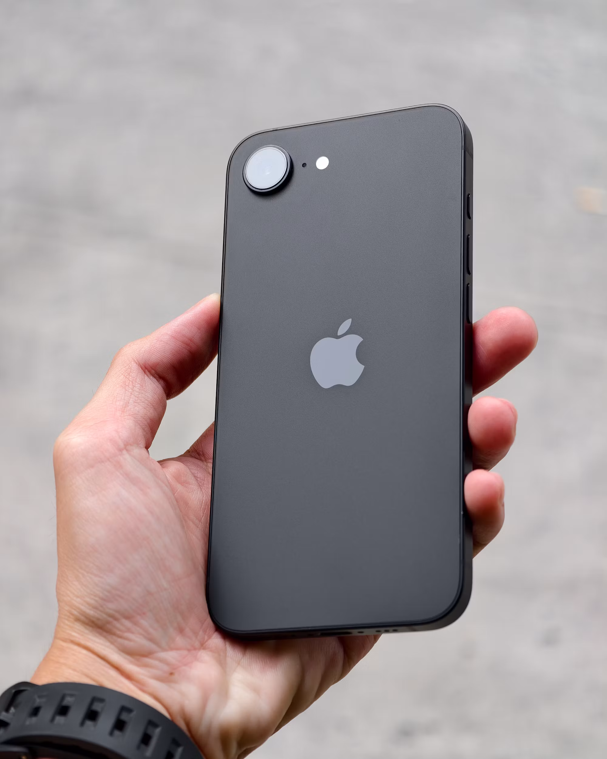 iPhoneを手に持っているイメージ
