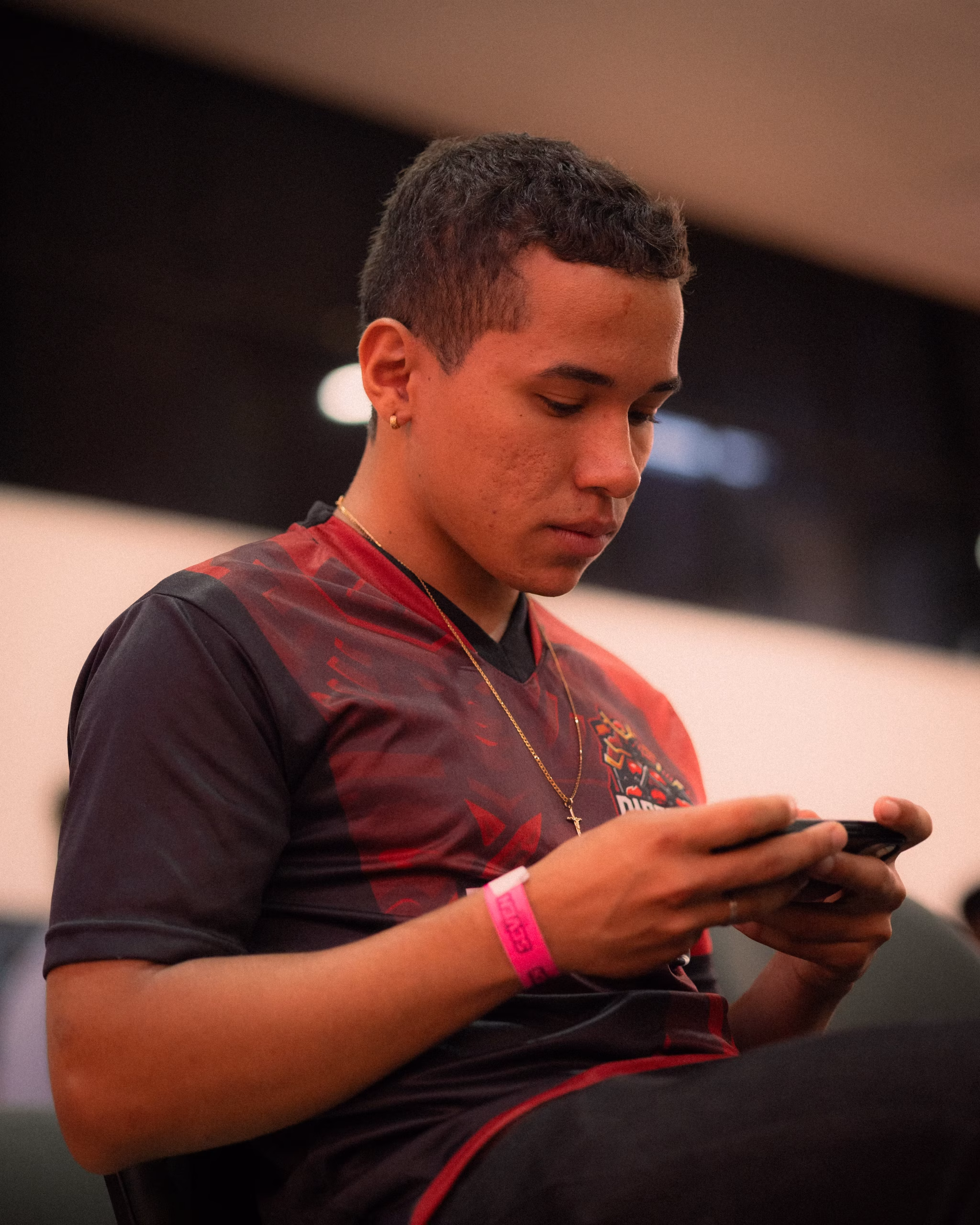 スマートフォンでゲームを遊ぶ人