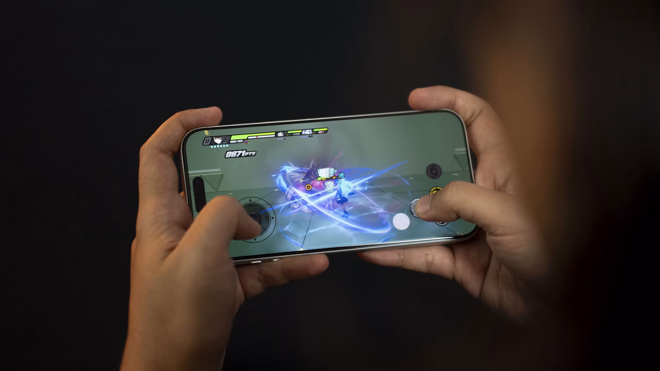 スマートフォンでゲームをプレイする手元