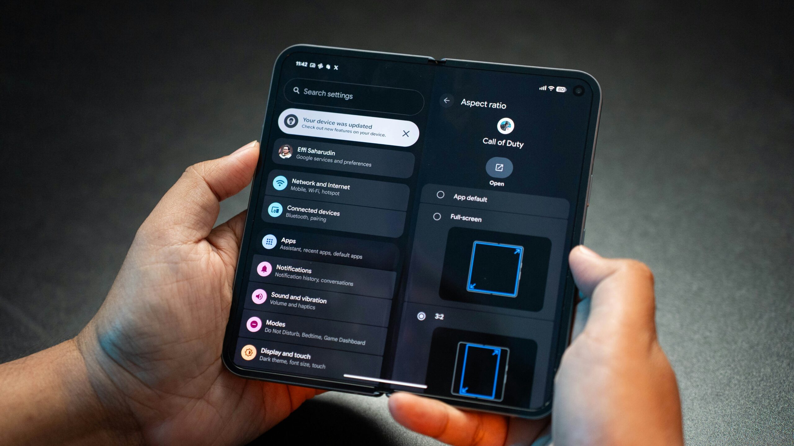 Androidスマートフォンの設定メニューを操作しているところ