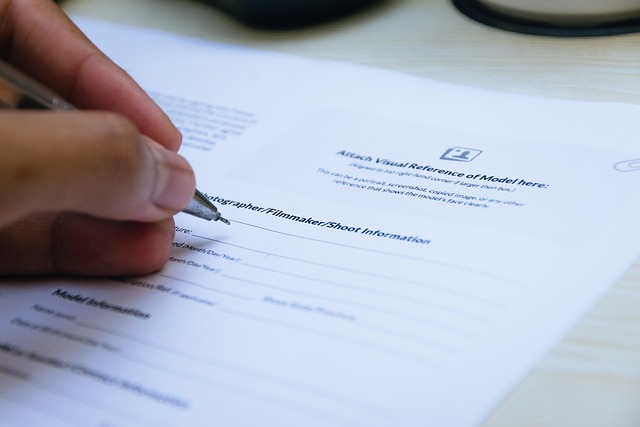 保険会社への手続き書類にサインする手元