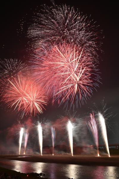 相模川上空に尺玉やスターマインが同時に打ち上がる、あつぎ鮎まつり大花火大会の様子