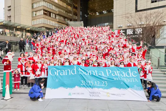 前年実施時の様子（左: Champagne Gold Illumination、右: Grand Santa Parade in UMEKITA）