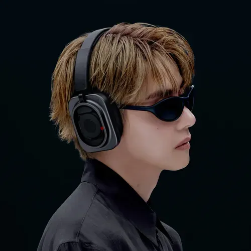 Nothing Headphone (1) Proのカラー展開(ブラック・ホワイト)がわかる製品画像