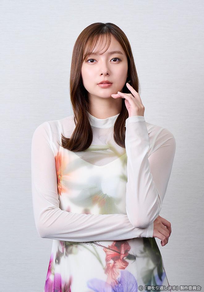 「妻を引退します」泉舞花役の新川優愛