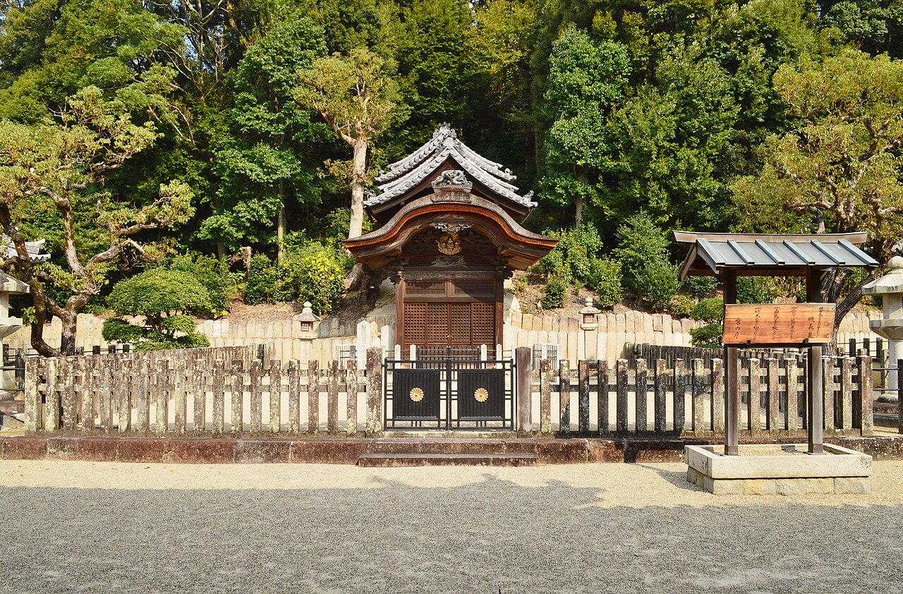 叡福寺北古墳（磯長墓）の拝所（大阪府太子町）
