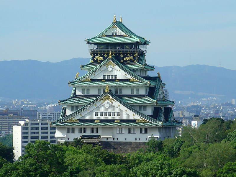 現在の大阪城天守閣。出典: Osaka Castle - 01.jpg by JKT-c / CC BY 3.0(Wikimedia Commons)