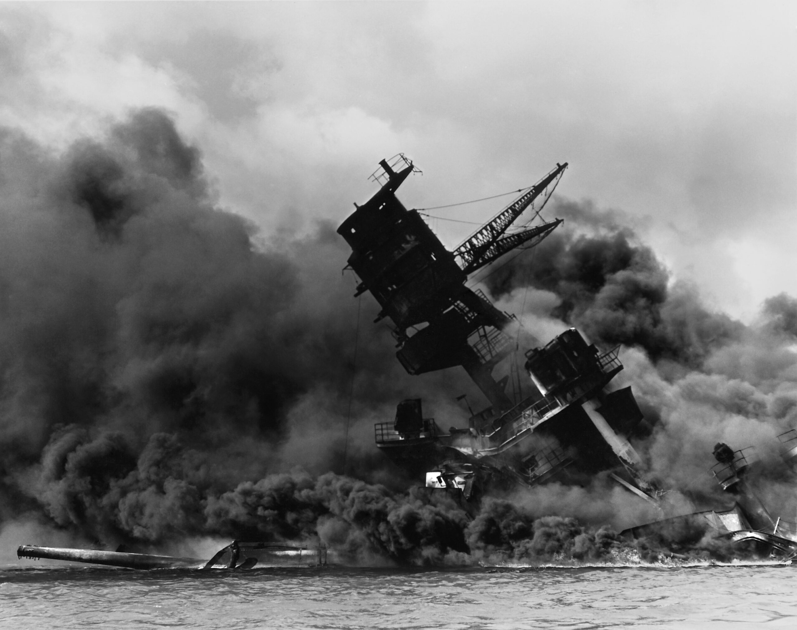 真珠湾攻撃で炎上する米戦艦アリゾナ（1941年12月7日、ハワイ現地時間。米国立公文書館所蔵）