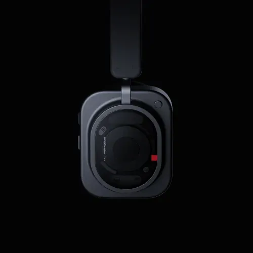 Nothing Headphone (1) Proの製品画像(透明なイヤーカップとチタン製アーム)