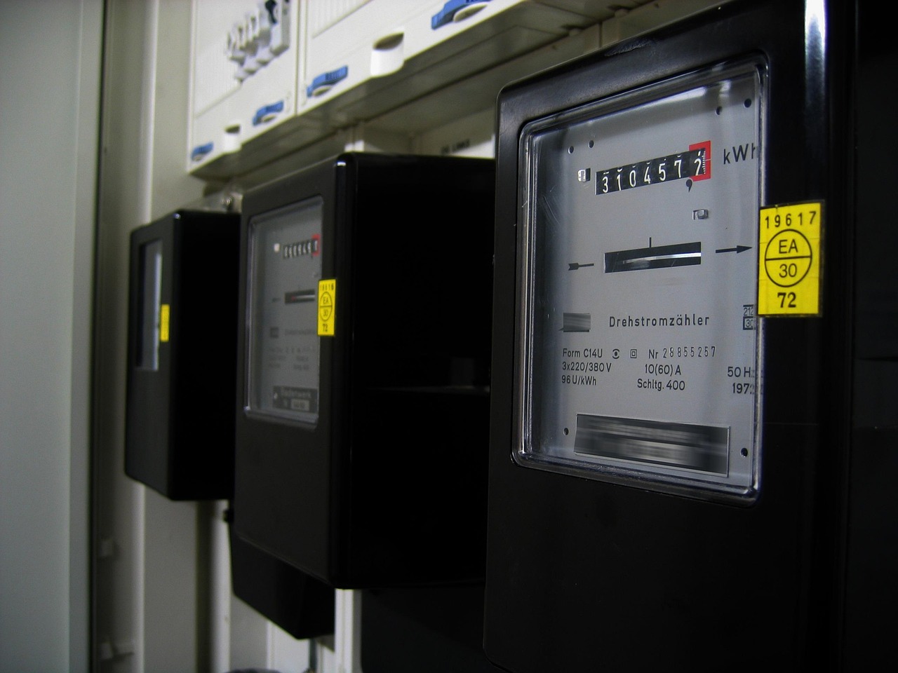 配電盤に並ぶ電力量計のイメージ写真