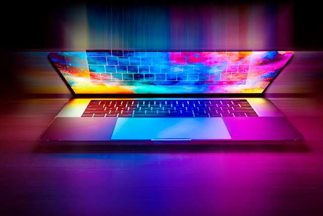 ノートパソコンで年末調整業務を行うイメージ