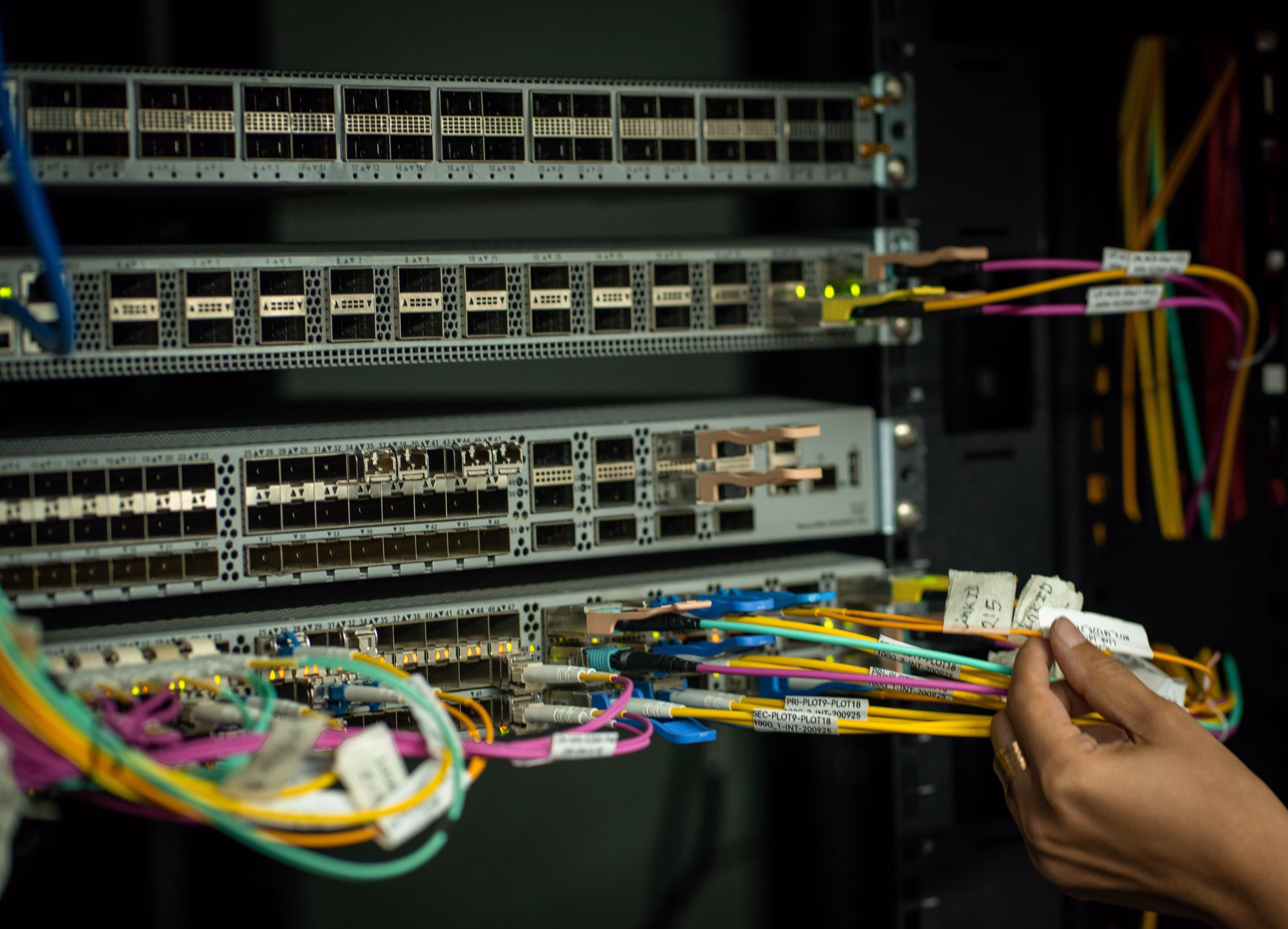 サーバールームでネットワーク機器を扱うIT管理者