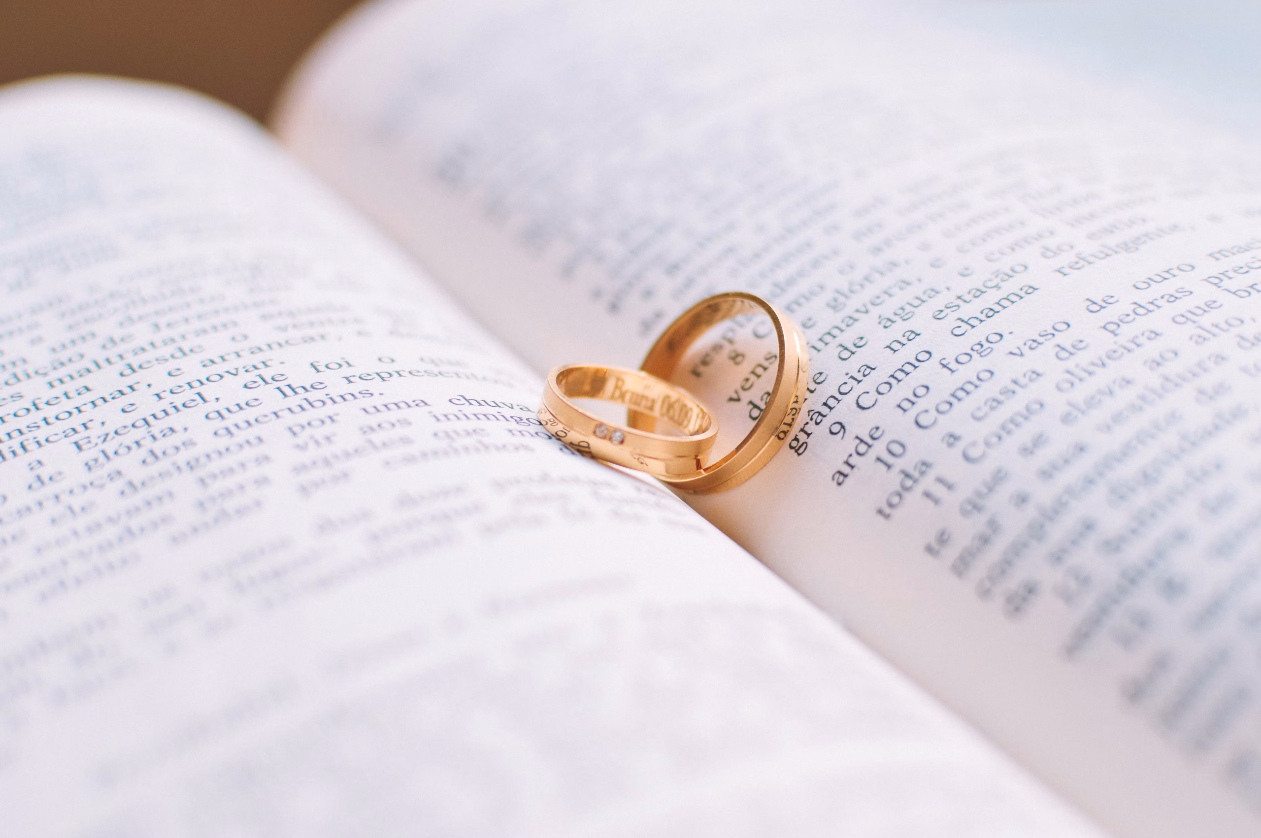 結婚・離婚で姓が変わる場面のイメージ