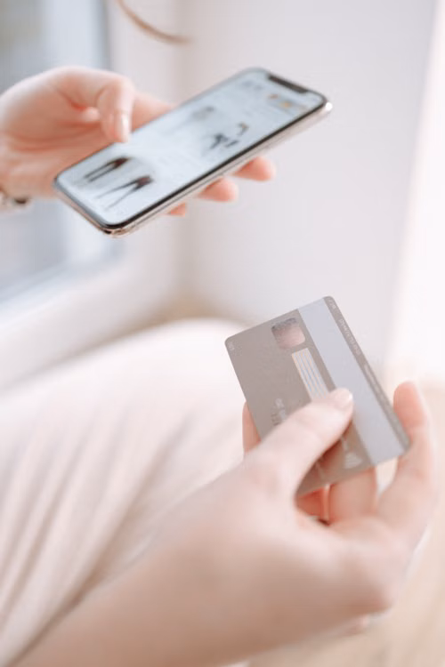 スマートフォンでクレジットカードアプリのログインを試す手元のイメージ