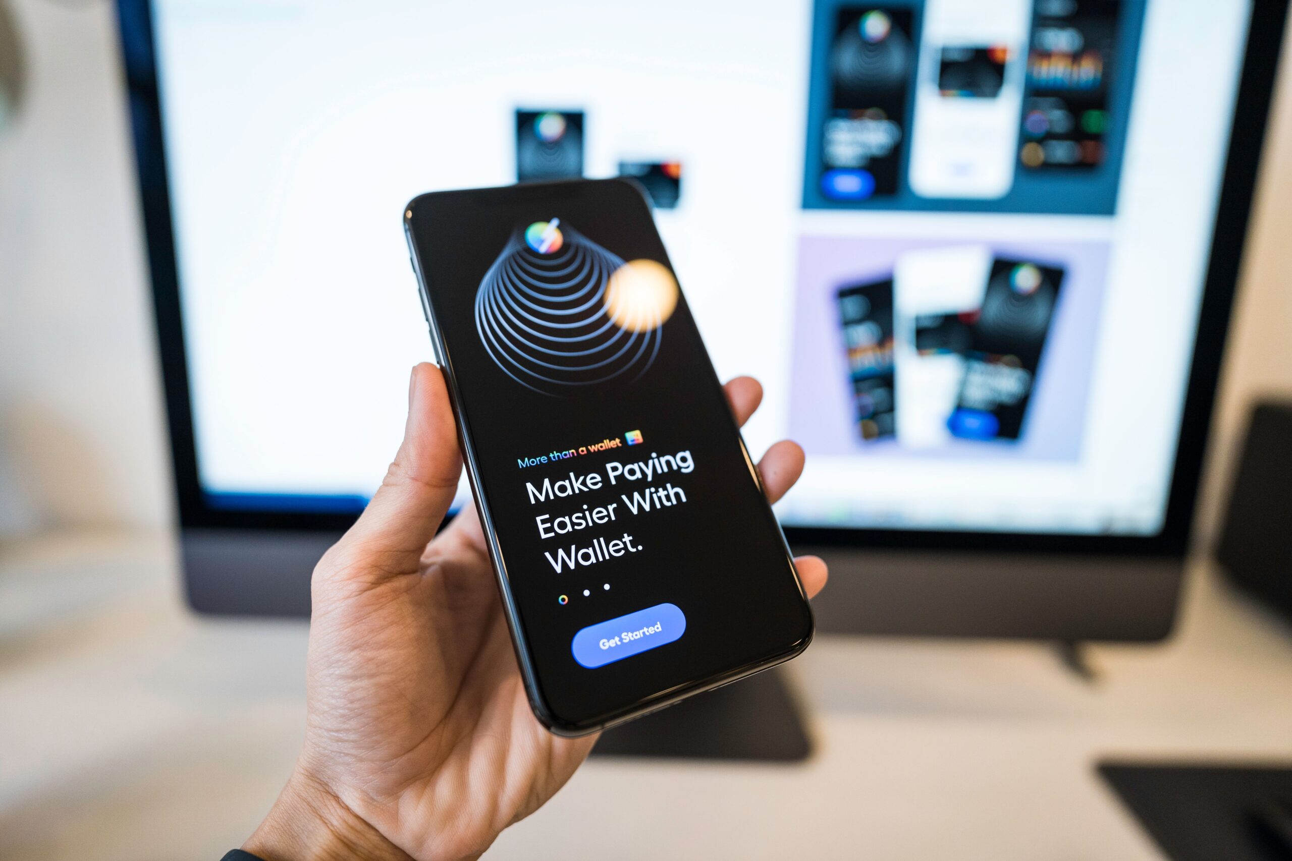 Photo by Tranmautritam / Pexels スマートフォンで銀行アプリを操作するイメージ