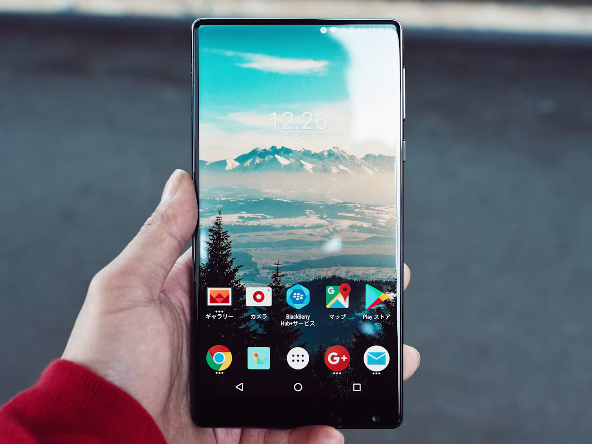 Androidスマートフォンを操作する手元のイメージ