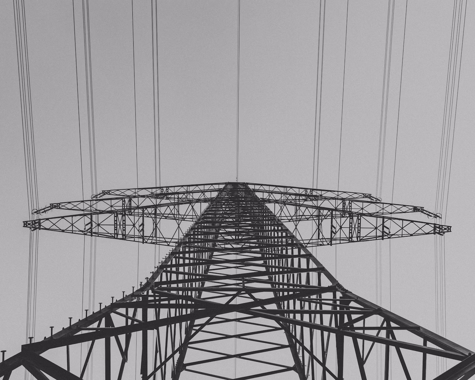 発電所から電気を送る送配電網の高圧鉄塔