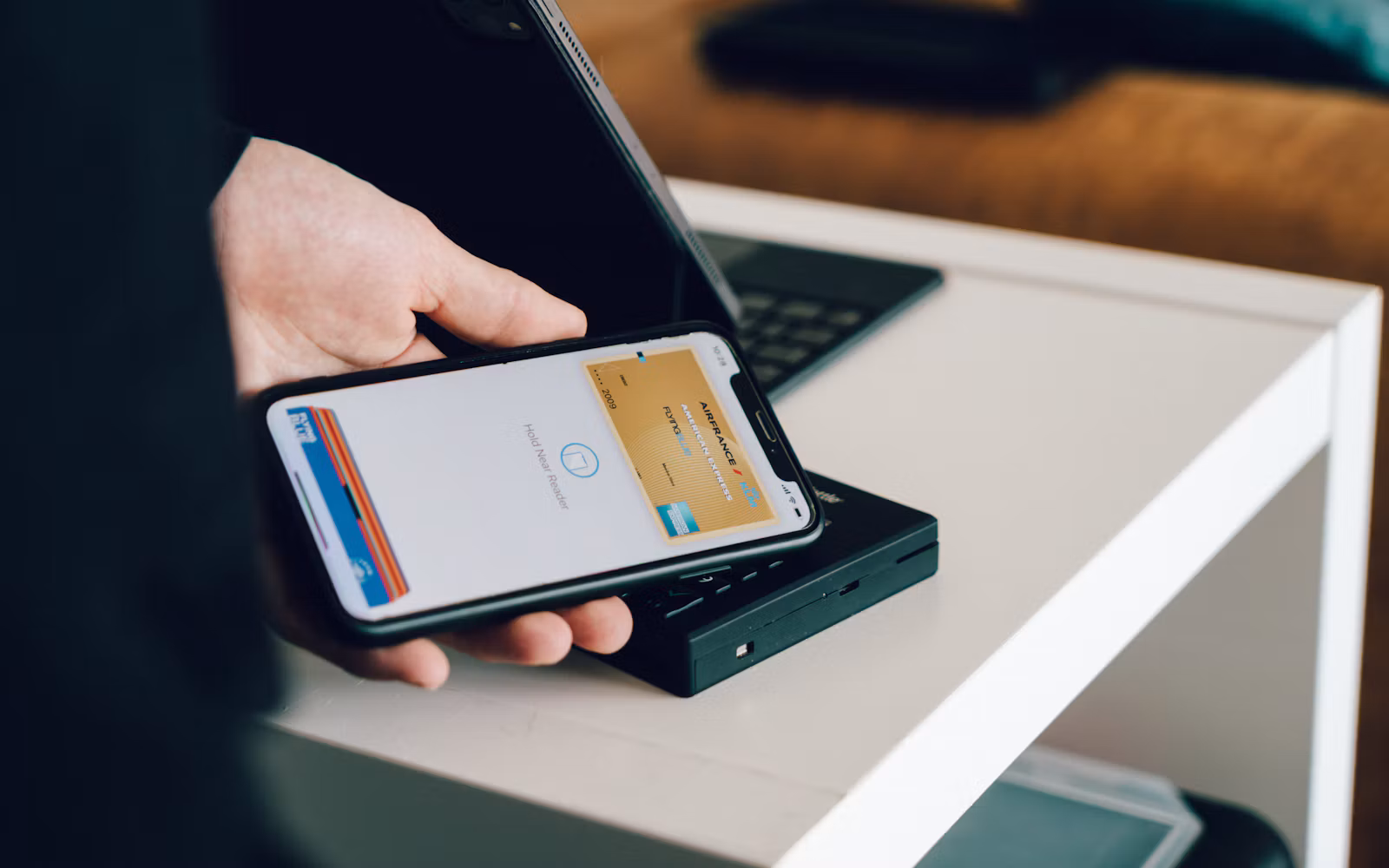 スマートフォンでICカードをかざして読み取る様子