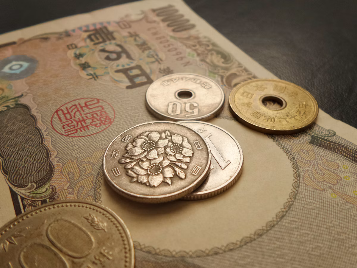 テーブルに積まれた硬貨