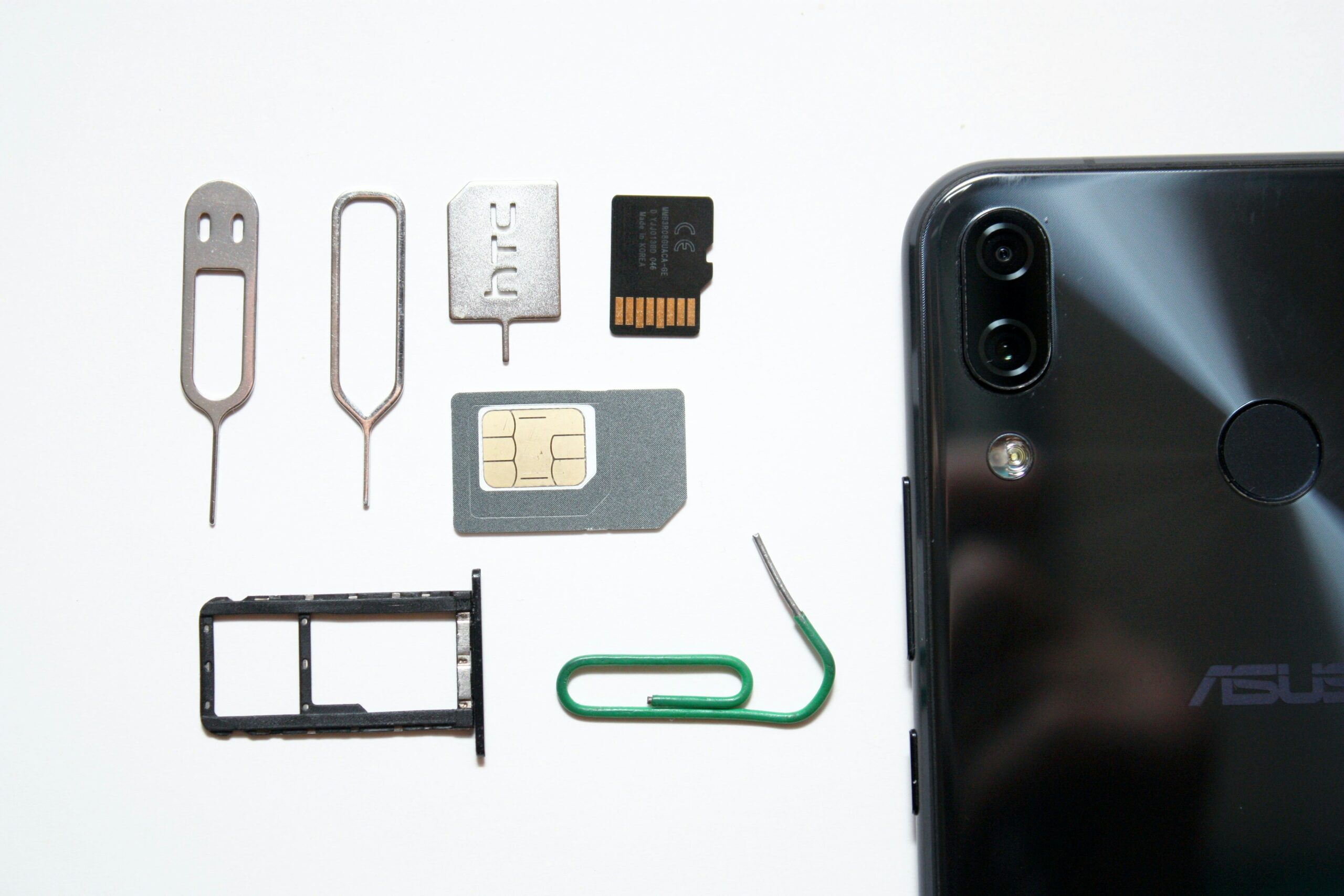 SIMカードと交換工具、スマートフォンの背面