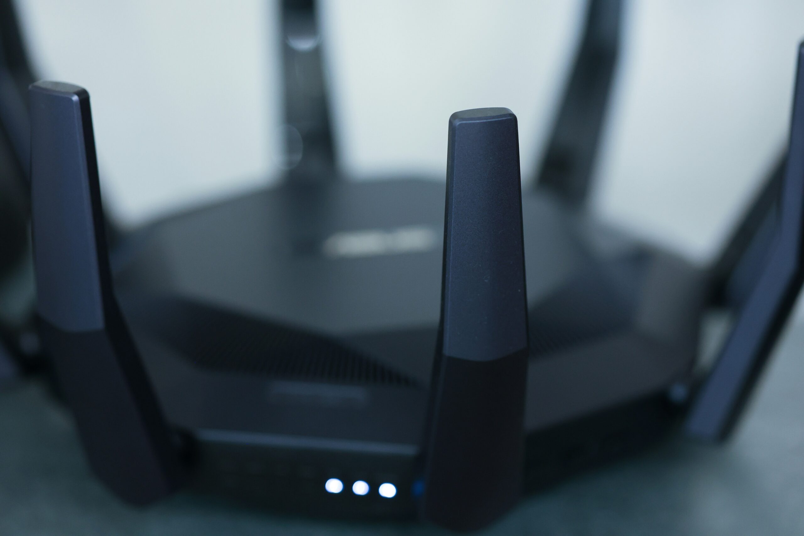 複数のアンテナを持つWi-Fiルーターのクローズアップ