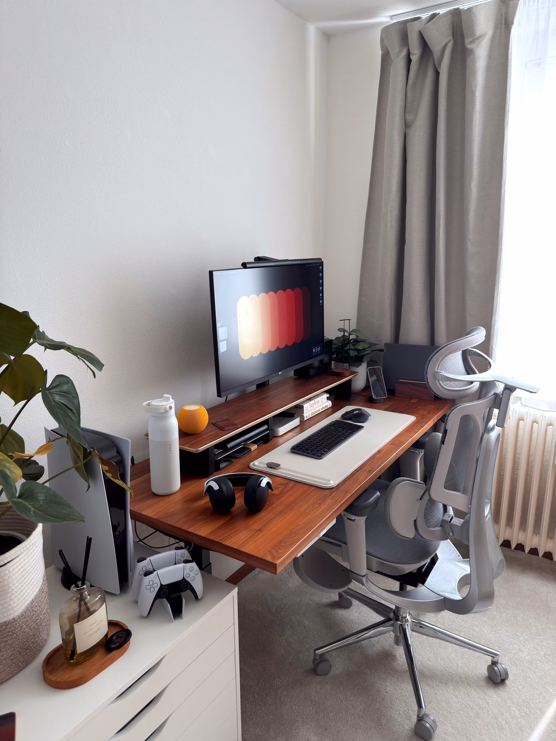 モニターとPCのシンプルなゲーミングデスク環境