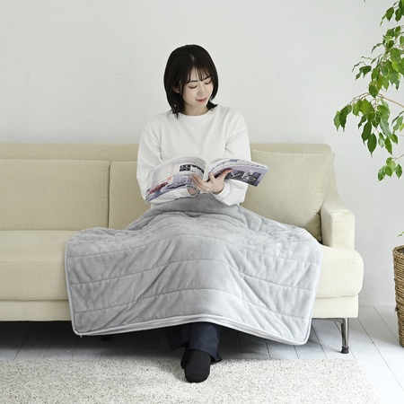 くるみケット®半纏スタイルをひざ掛けとして使うイメージ
