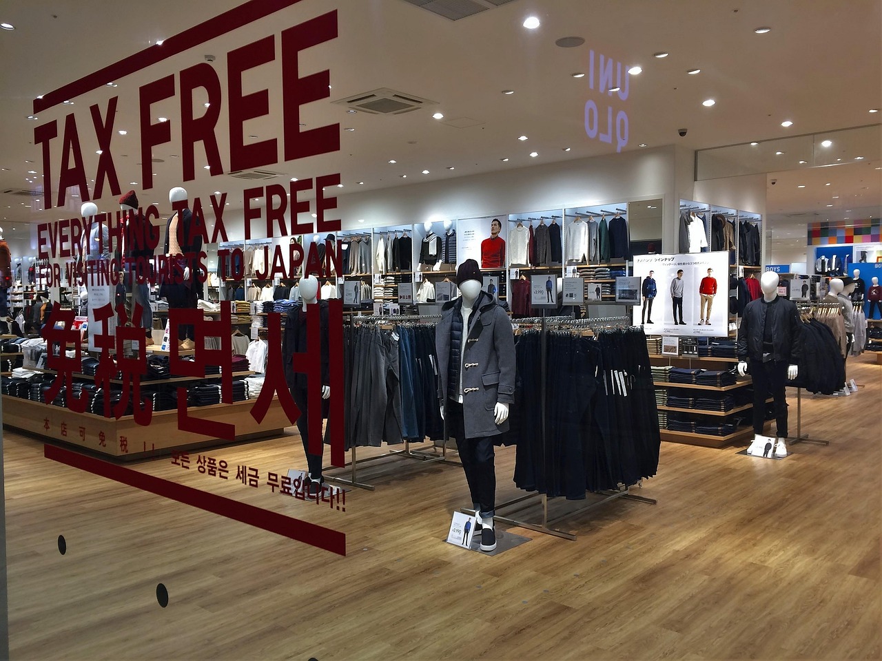 免税(Tax Free)の表示がある店舗の様子(イメージ)